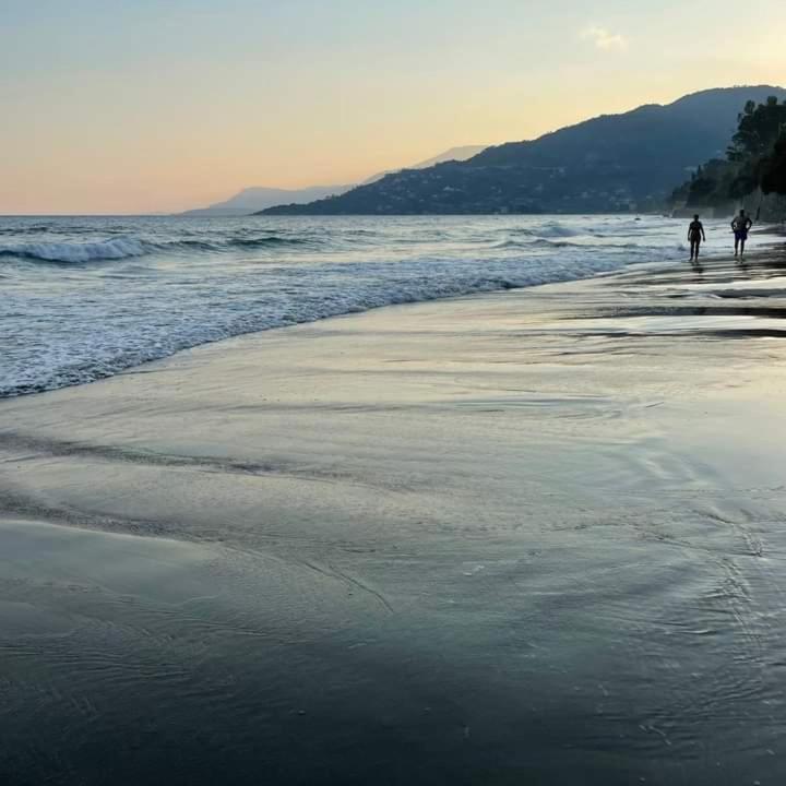 Ferienwohnung Casa Fronte Mare Ventimiglia Exterior foto